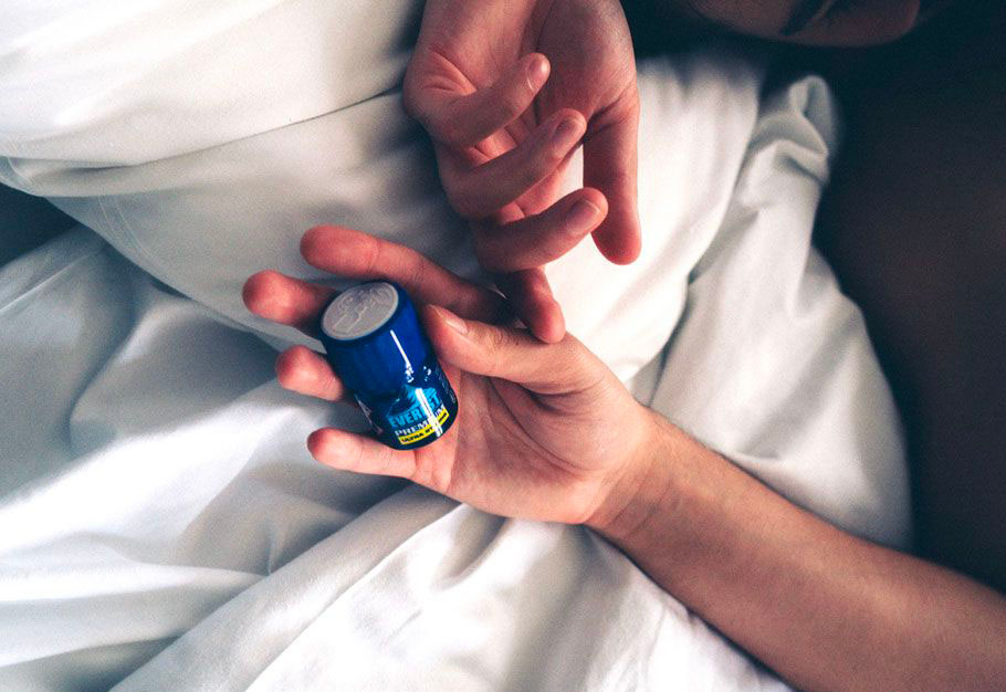 Utilisation de poppers lors d'une relation sexuelle en couple dans un lit