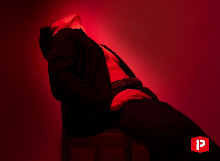 Homme assis plaisir orgasme