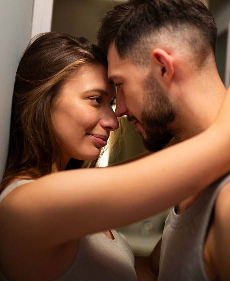Couple homme femme caresse sensuelle excitation