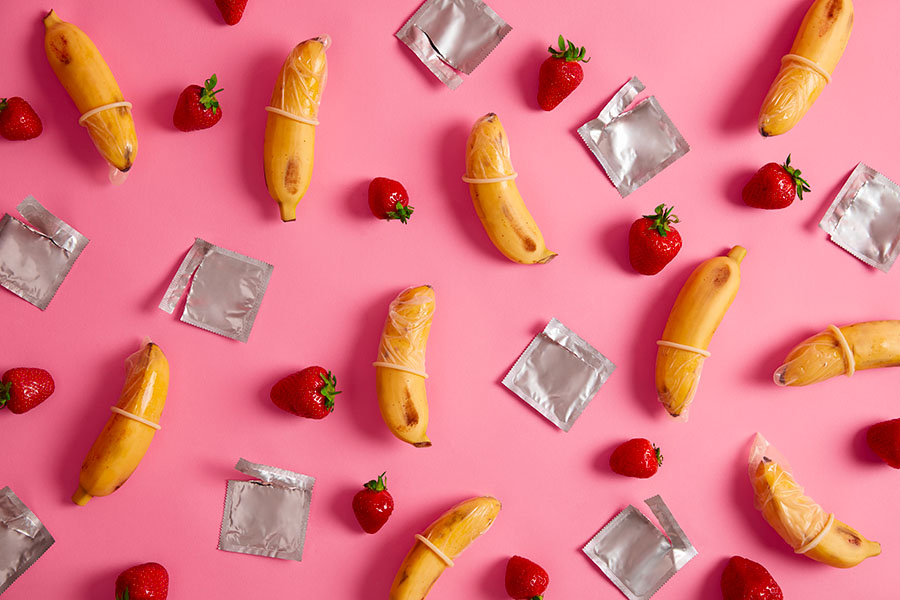 Aliments banane et fraise avec préservatifs libido