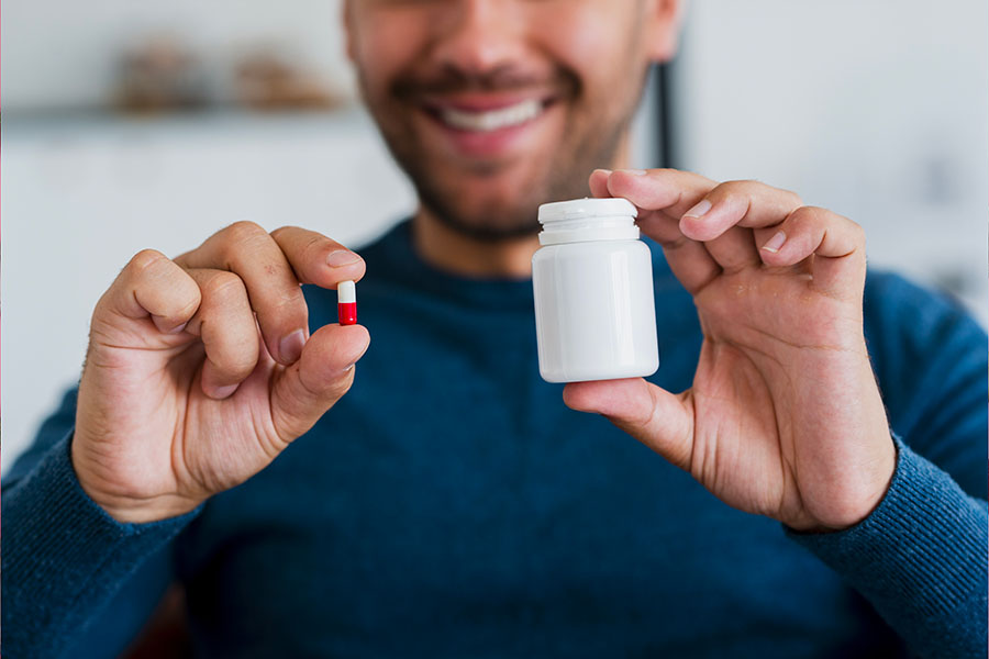 Homme qui prend des compléments alimentaires pour booster sa libido 