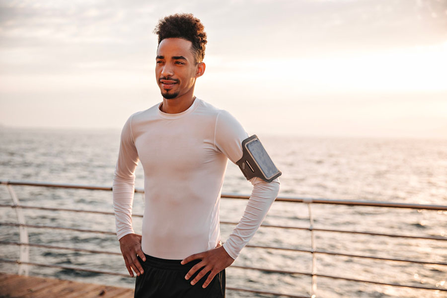 Homme sportif en bord de mer