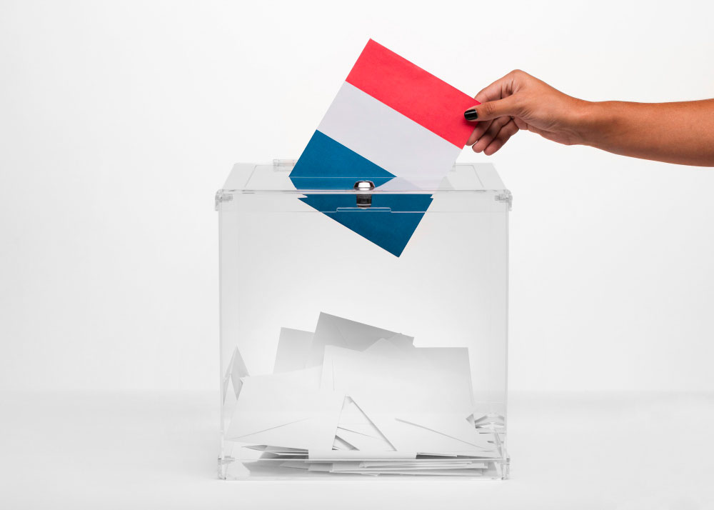 Urne avec un bulletin de vote en forme de drapeau Français