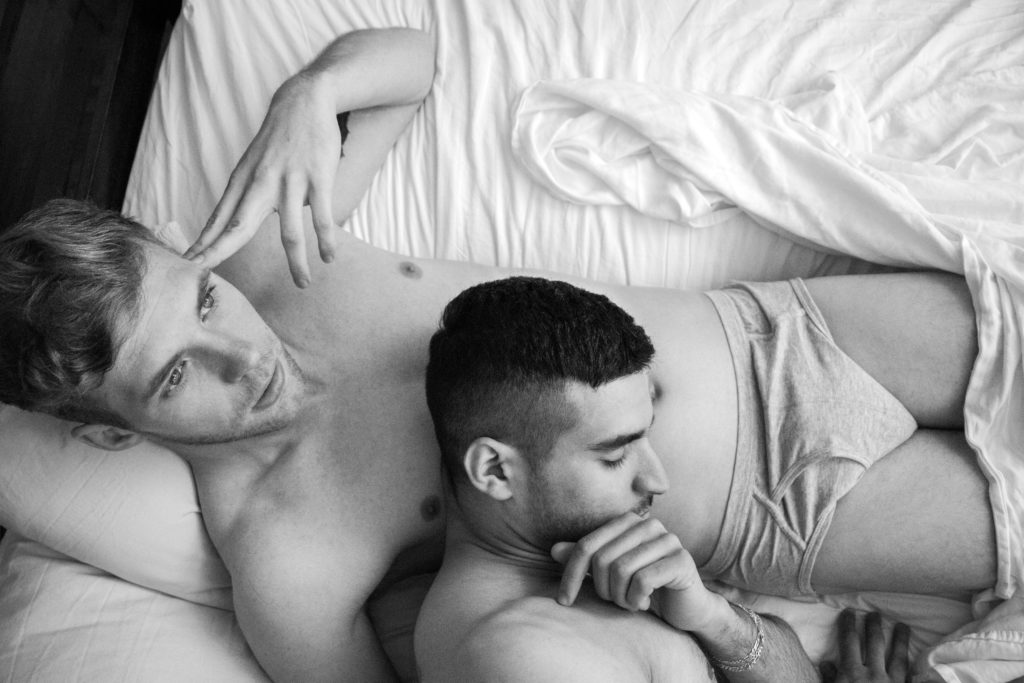 homme dans un lit stimulation prostate