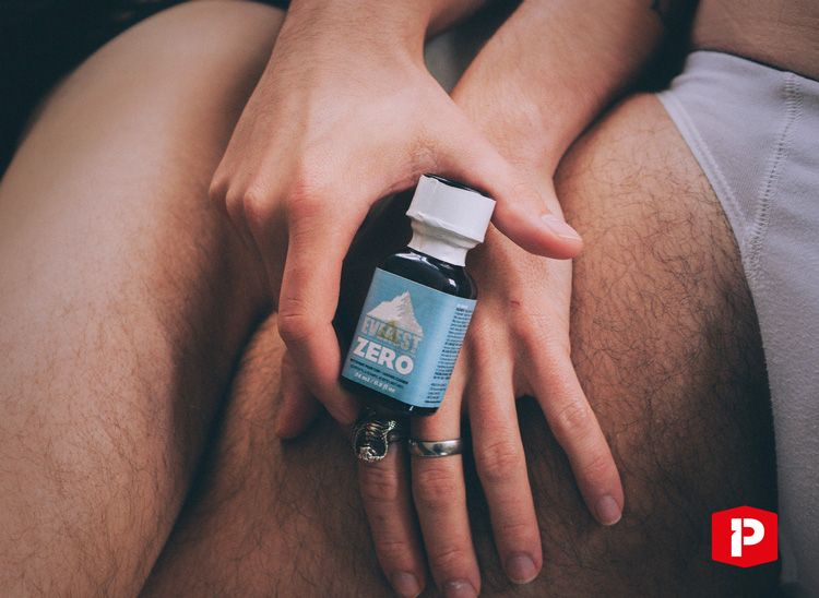 Homme qui tienne un poppers en sous vetement avant le sexe