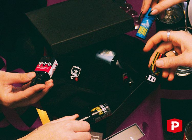 Plusieurs poppers dans une boite mélangés