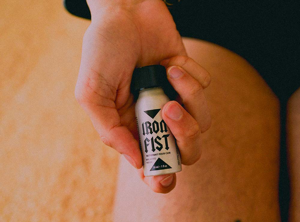 Homme en sous vetement qui tient un poppers pour s'exciter