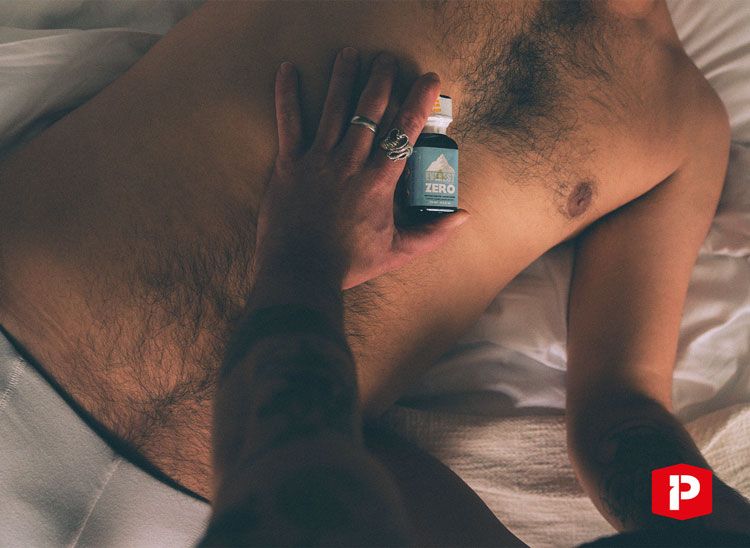 Poppers sur un homme dans un lit pendant sexe