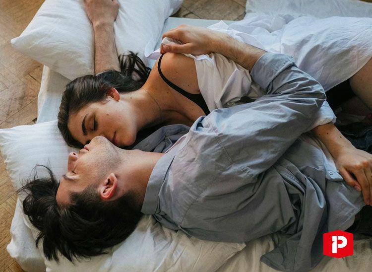 Couple dans un lit sensuel calin et tendresse