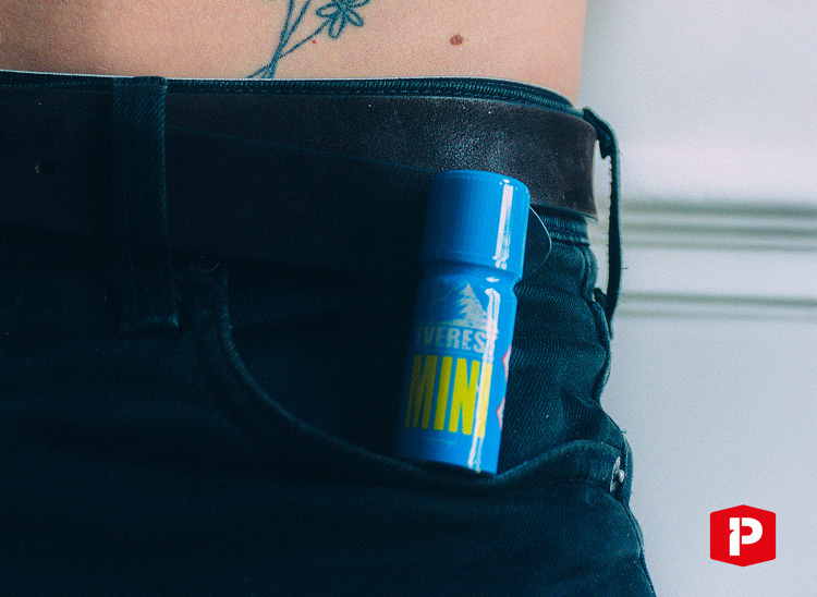 Poche de pantalon avec un Everest Mini à l’intérieur.