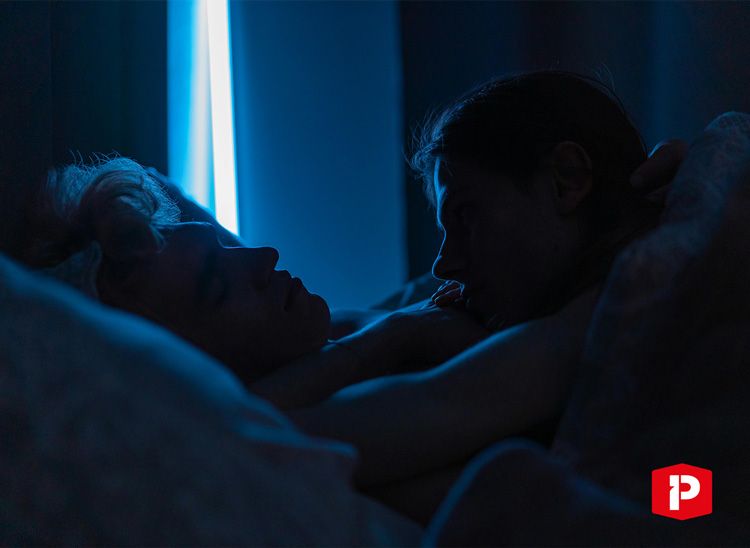 Couple homme dans un lit qui pratiquent une activité sexuelle avec poppers