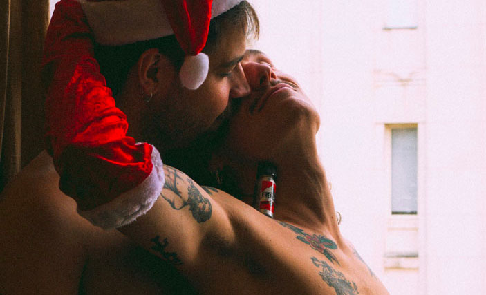 Couple homosexuel qui s'enlace avec du poppers