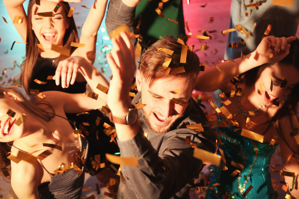 Homme / Femme qui font la fête et qui sont euphoriques