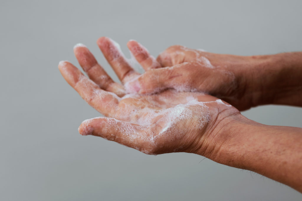 Homme lave à l’eau tiède et au savon