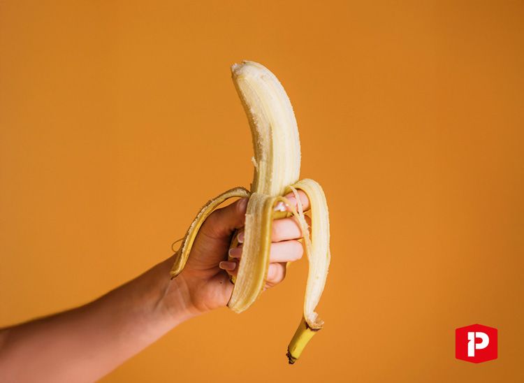 Banane tenue comme un penis en erection