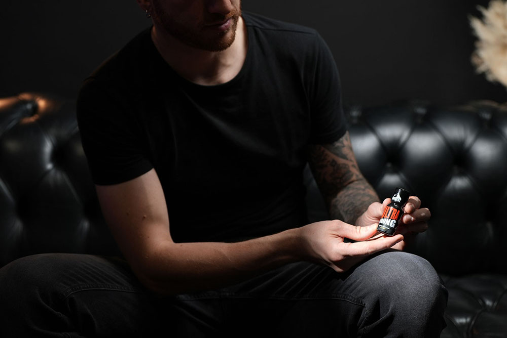 Homme avec un poppers dans la main