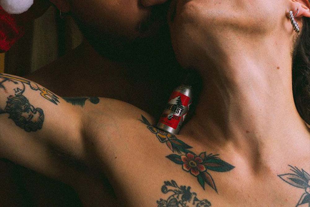 Calin sensuel entre deux hommes avec du poppers