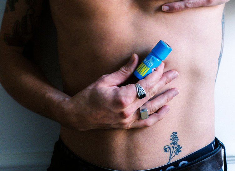 Corps d'homme avec poppers effet