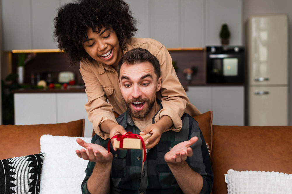 Une femme offre un cadeau à son mari.
