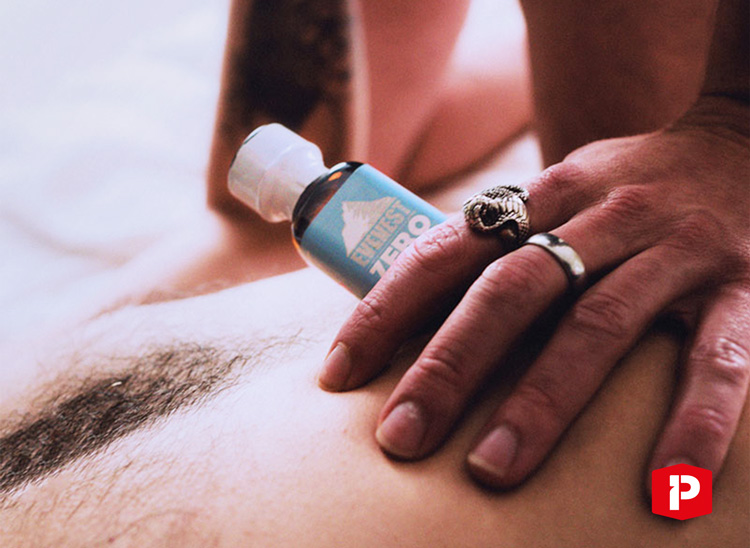 utilisation poppers dans une main corps