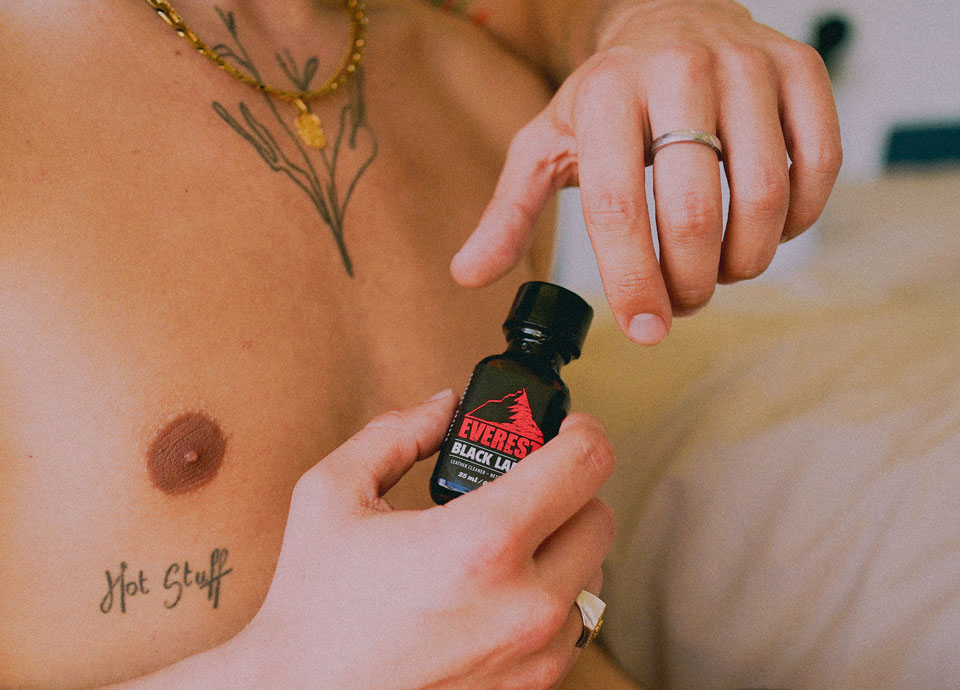 homme qui ouvre un poppers Everest Aromas pour l'utiliter