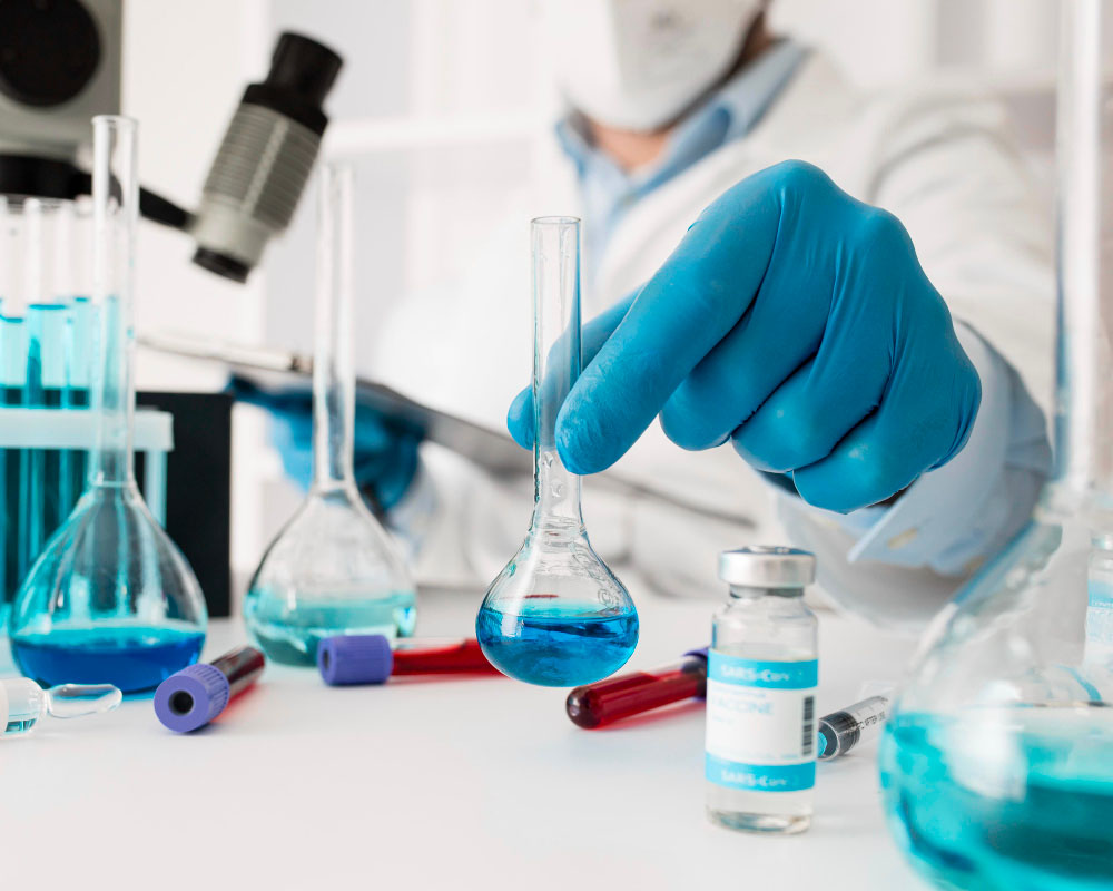 Chimiste avec eprouvette nitrite alkyle