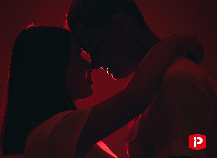 couple désinhibé qui s'embrasse en soirée