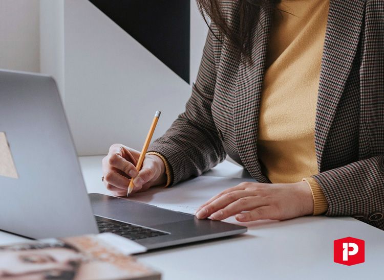 Femme qui traite un email au Service client de Poppers Rapide