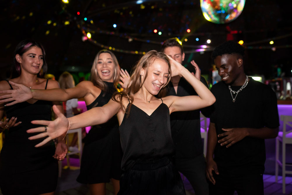 Soirée avec des jeunes qui dansent