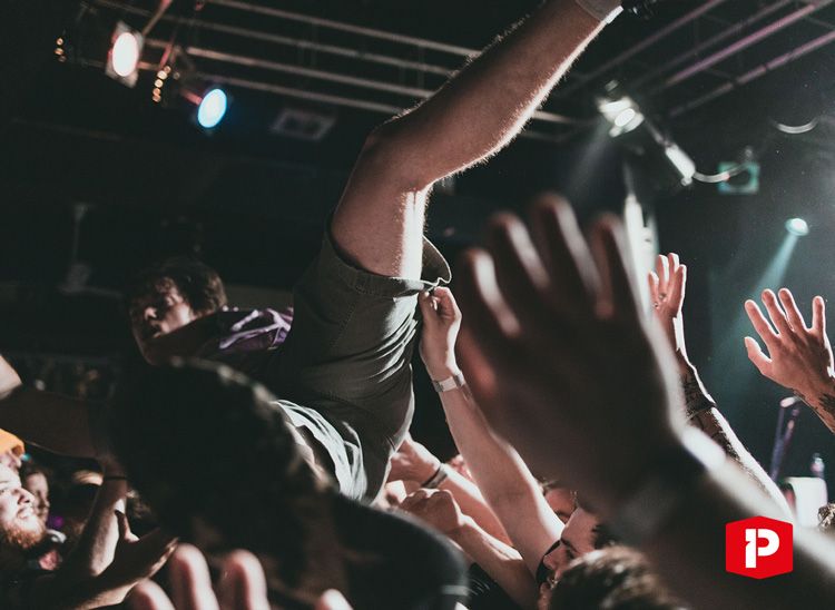 Personne porté par la foule en festival