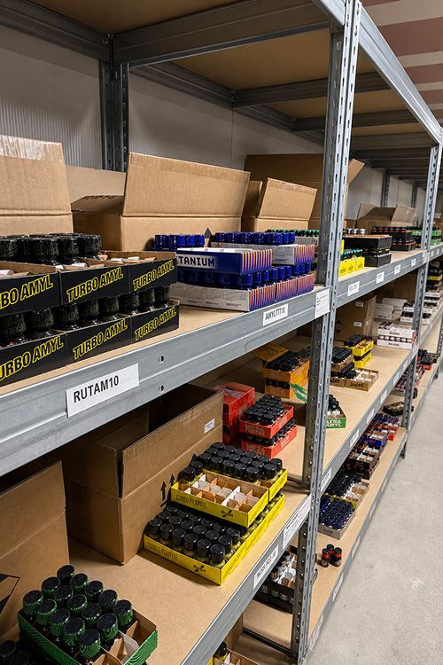 poppers entreposé à la verticale chez Poppers Rapide
