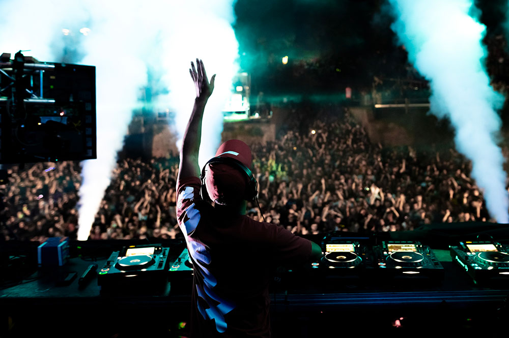 Dj sur scene electro