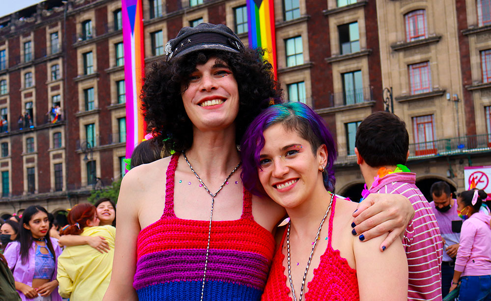 Couple lors de la journée bisexualité dans la rue 