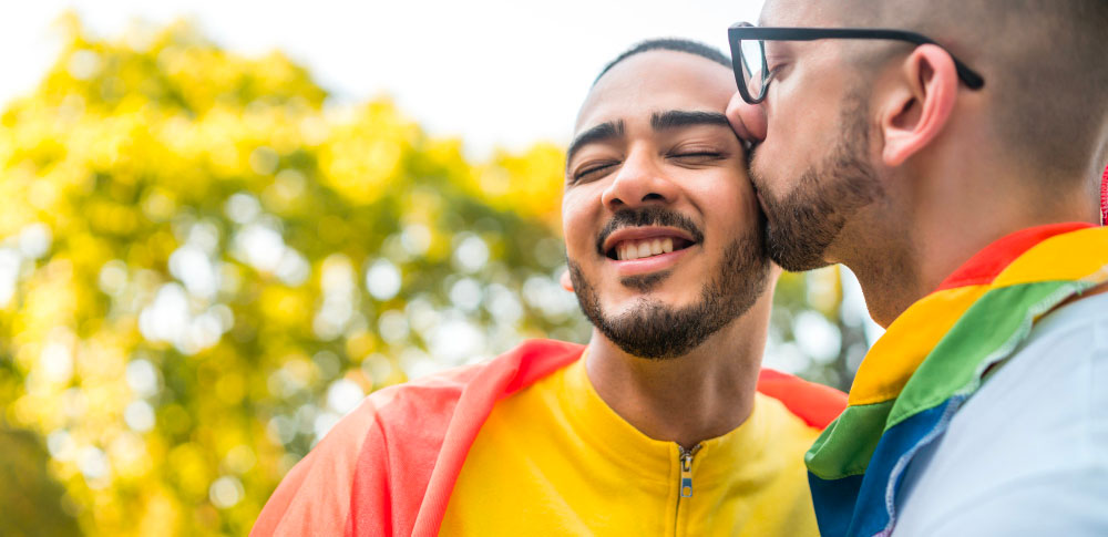 Hommes gay lgbt bisous