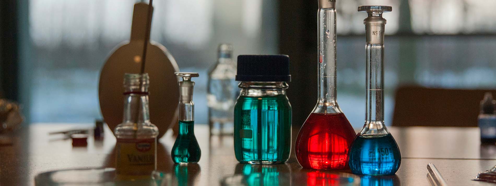 Differents nitrites de poppers en flacon